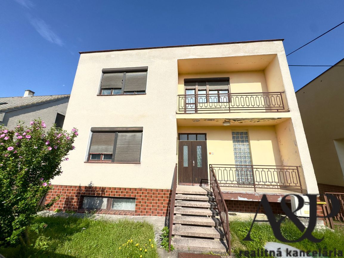 4 IZB. RODINNÝ DOM S GARÁŽOU, POZEMOK 1056M2, ROVENSKO, okr. - 3