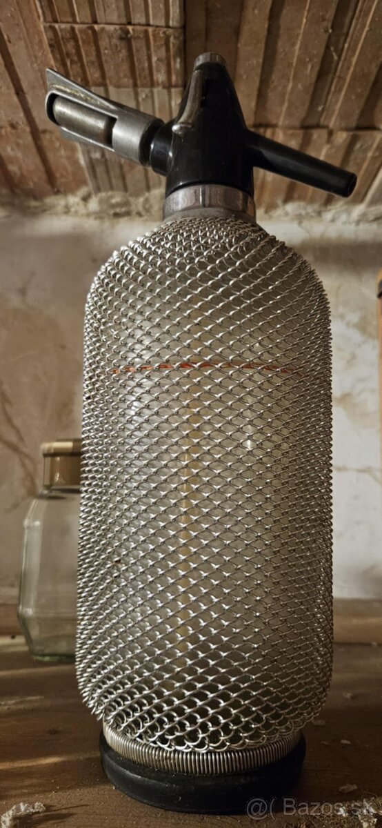 Stare predmety - sudok, vedro, sodovka, vrtacka, brana - 3