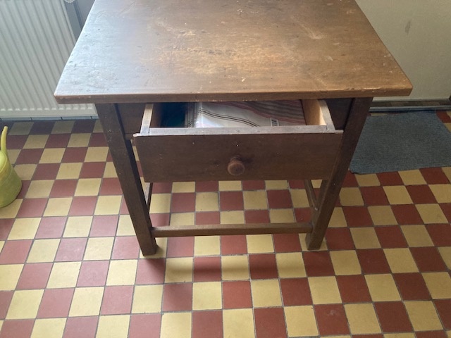 Predám stolík so šuflíkom - retro - 3