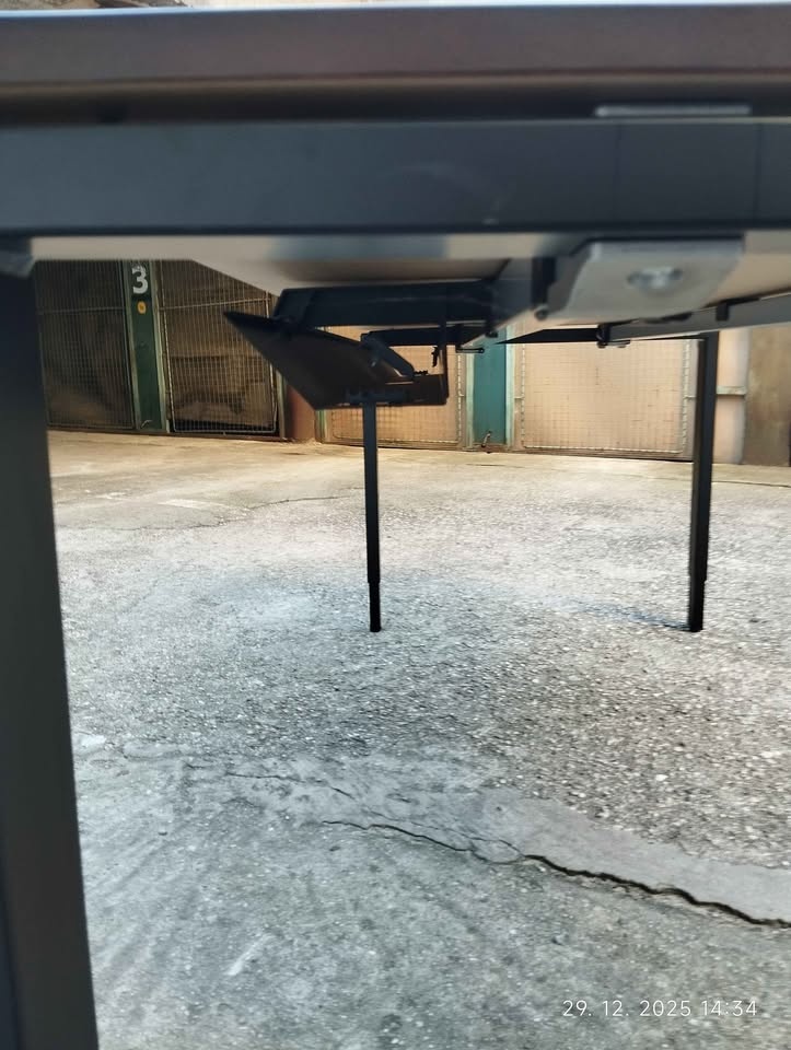 Predám profesionálne kancelárske stoly zn. BENE - 3