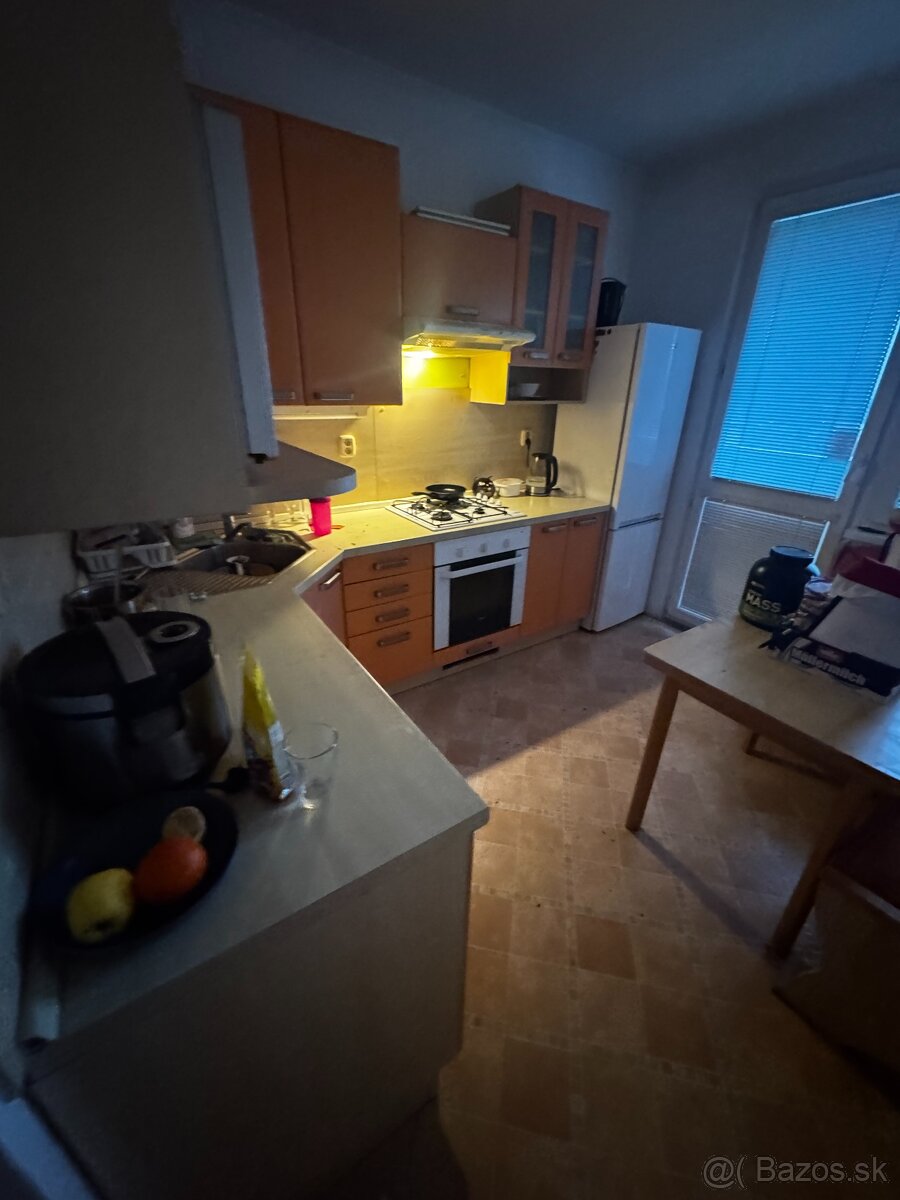 Ponúkame na prenájom stredne veľkú izbu v štvorizbovom byte - 3