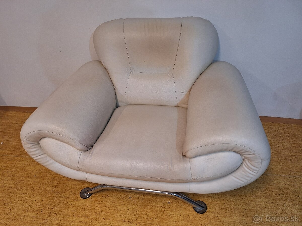 Dobrý deň predám sedaciu súpravu 3+2+1. - 3