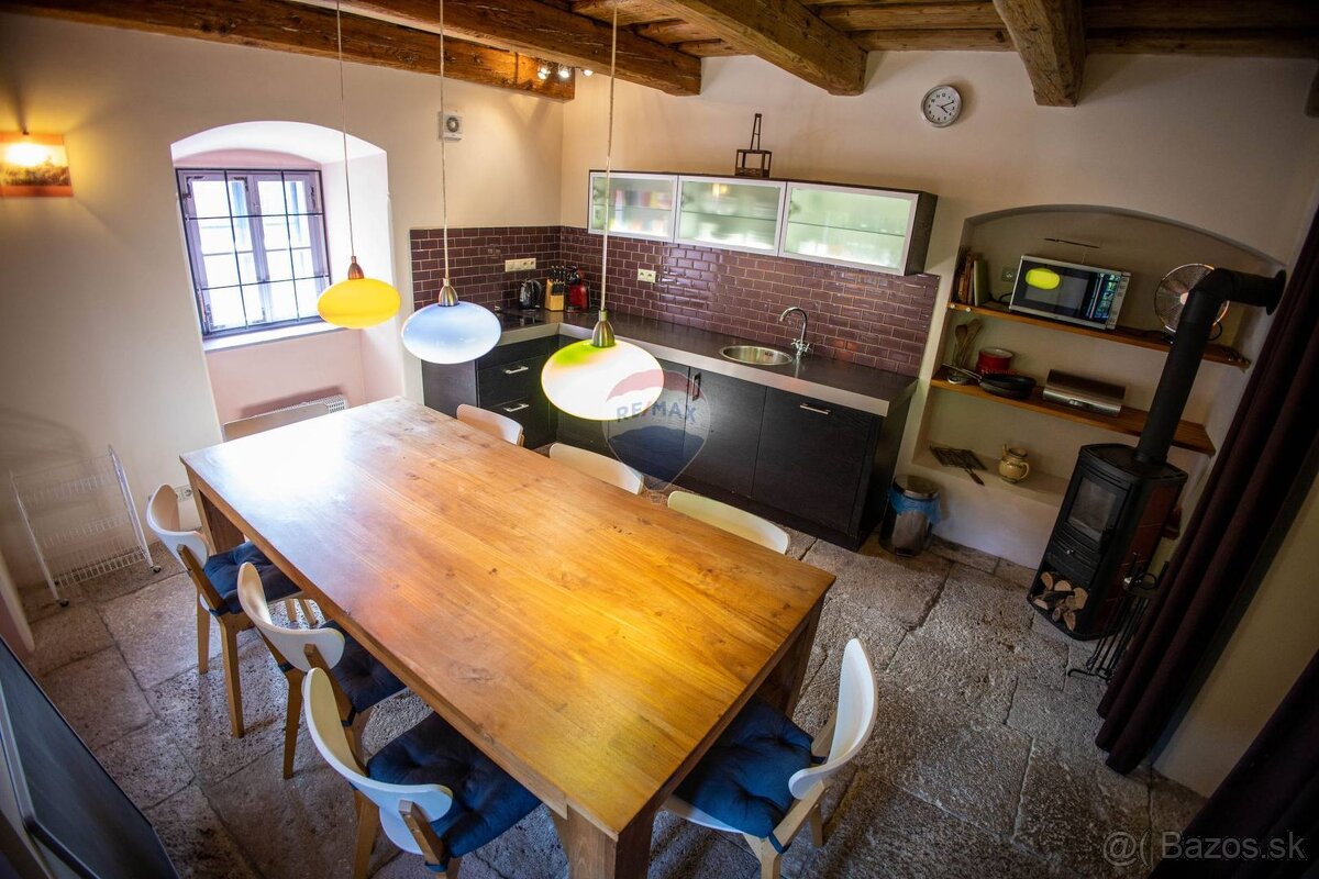 Krásne zrekonštruovaný historický dom v obci Vyhne - 3
