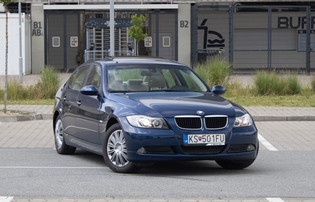 BMW 318i (E90) z roku 2005 - 3