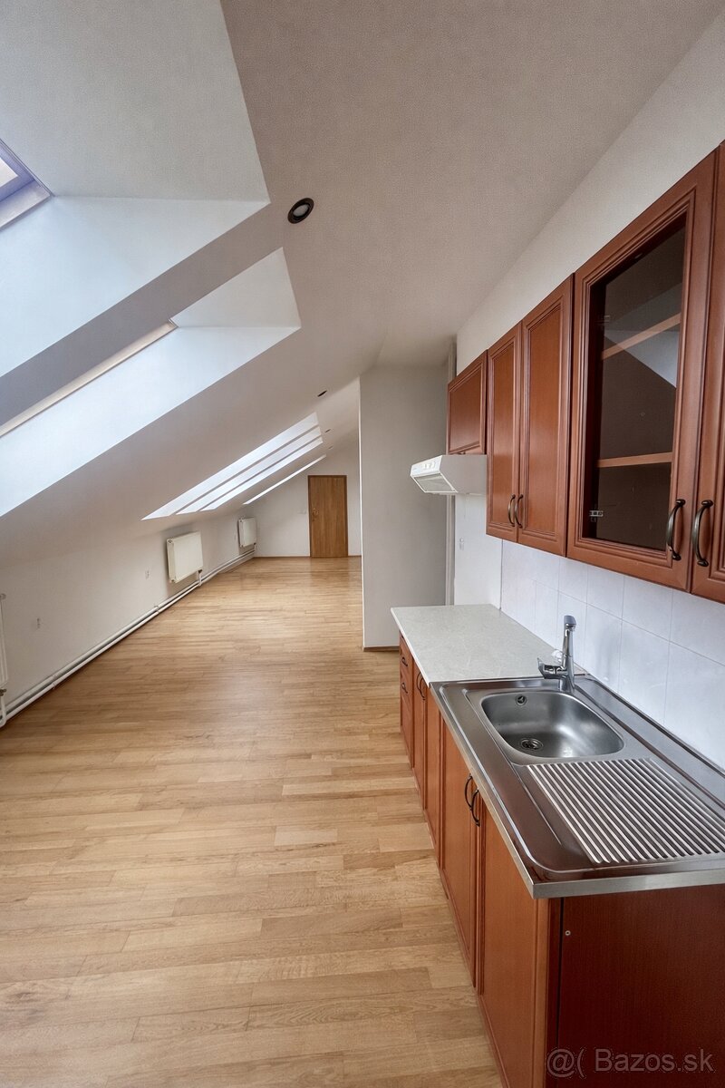 Svetlý podkrovný loft 82 m² v centre Nitry - 3
