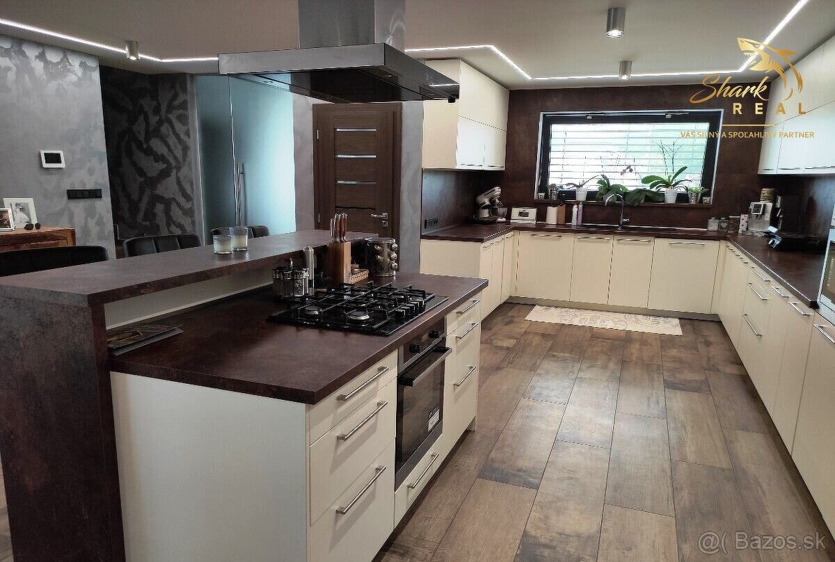 SHARK REAL ponúka výnimočná nehnuteľnosť s bazénom a pozemko - 3