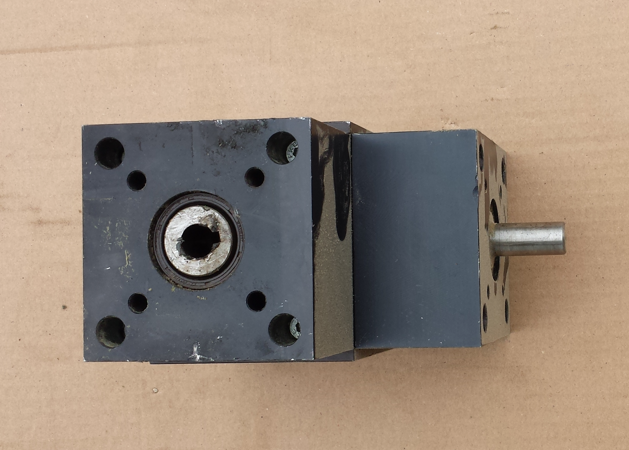 Predám uhlovú prevodovku ...1:1...Hriadeľ - ø14mm - 3