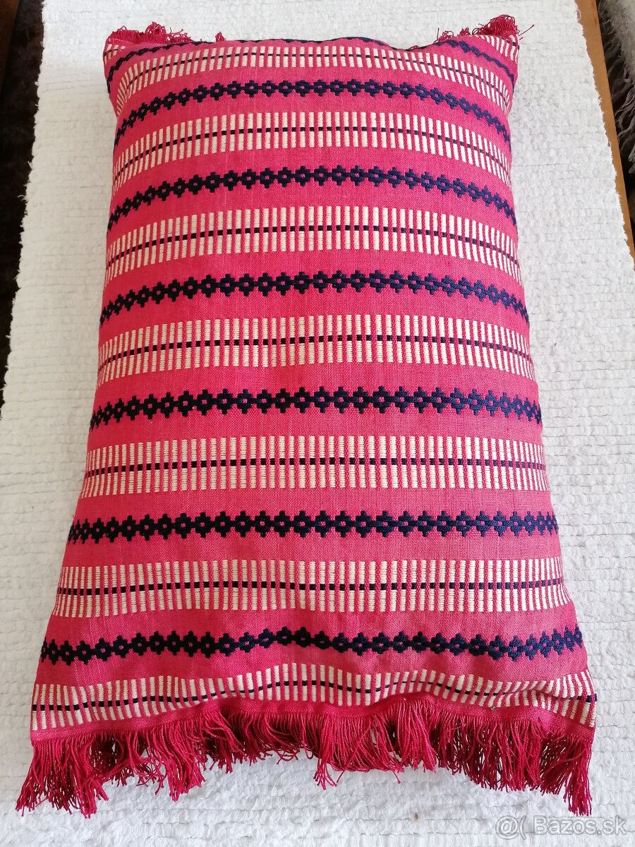 Vankúš a obrus. - 3