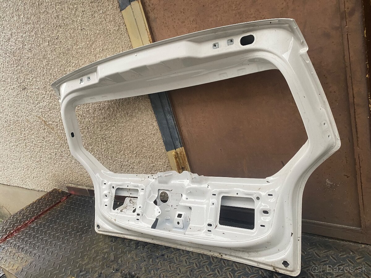 VW UP zadna kapota - 3