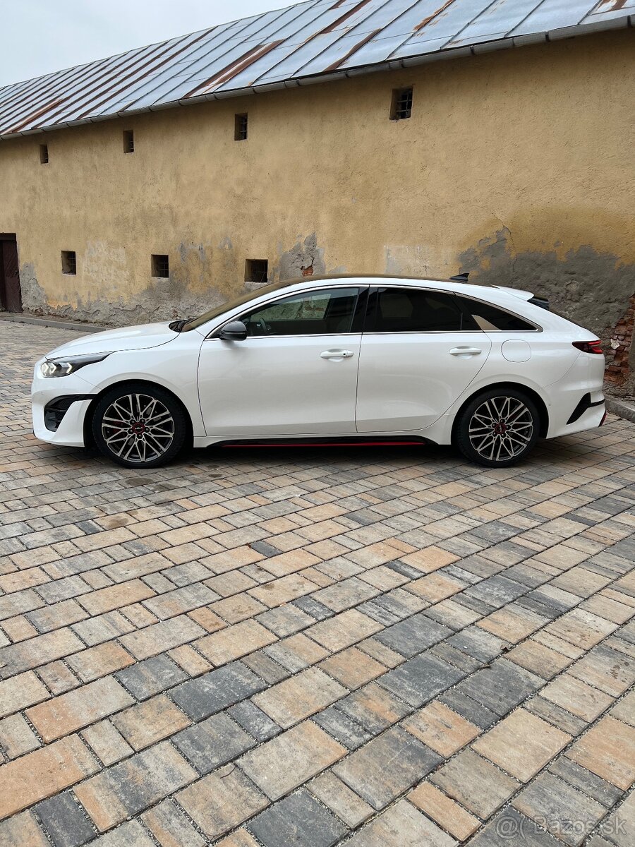 Kia proceed gt - 3