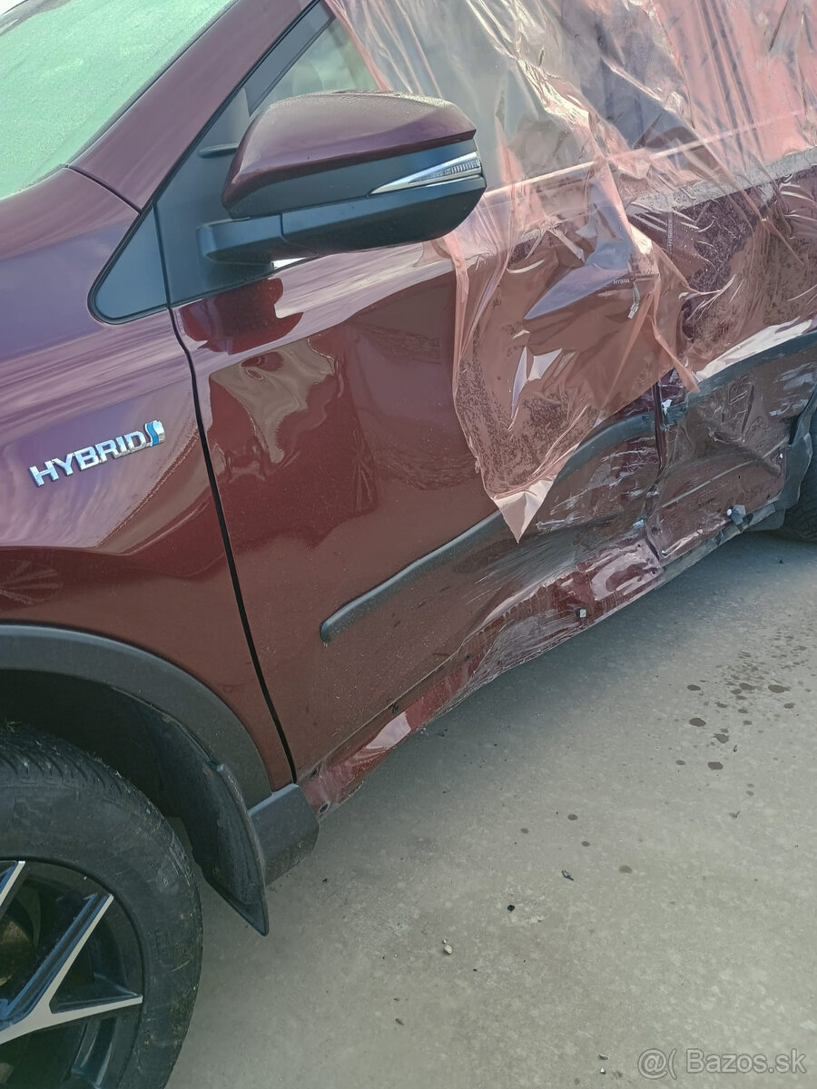 Predám havarovanú Toyotu Rav 4 hybrid 2017