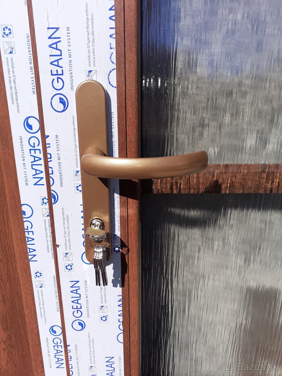 Predám dvojdielne vchodové plastové dvere 146x210 orech 3skl - 3