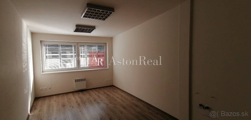 komerčný priestor 24 m2, v centre B. Bystrice, Nám. Slobody - 3