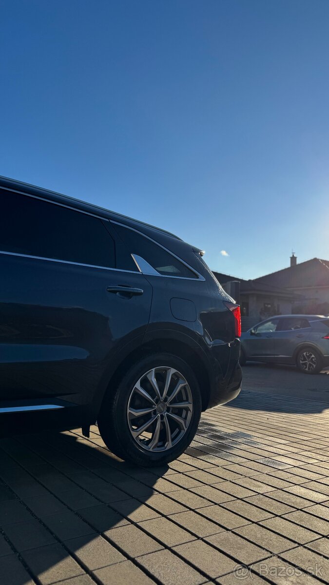 7/2021 Kia Sorento 1,6 benzín Hev Platinum 7 miestne SUV - 3
