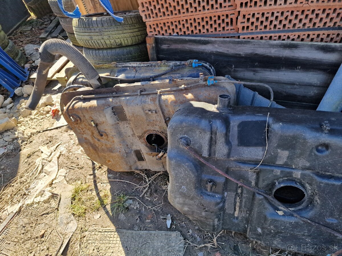 nádrž kia carnival 2.9 - 3