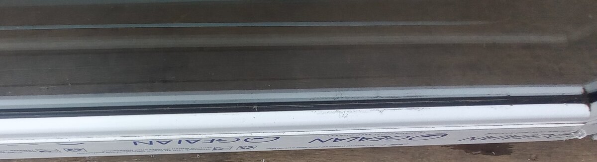 Predám trojkridlove plast. okna 200x123 orech/biela 3sklo - 3