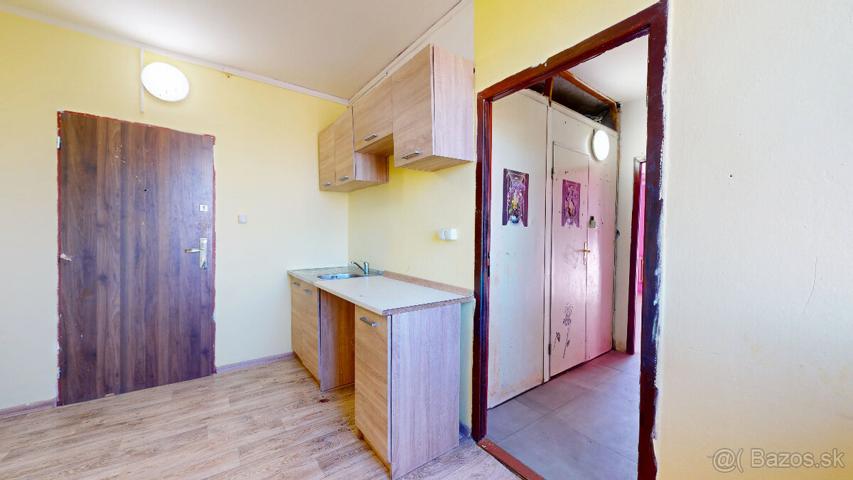 1 - IZBOVÝ PANELOVÝ BYT S LOGGIOU - 3