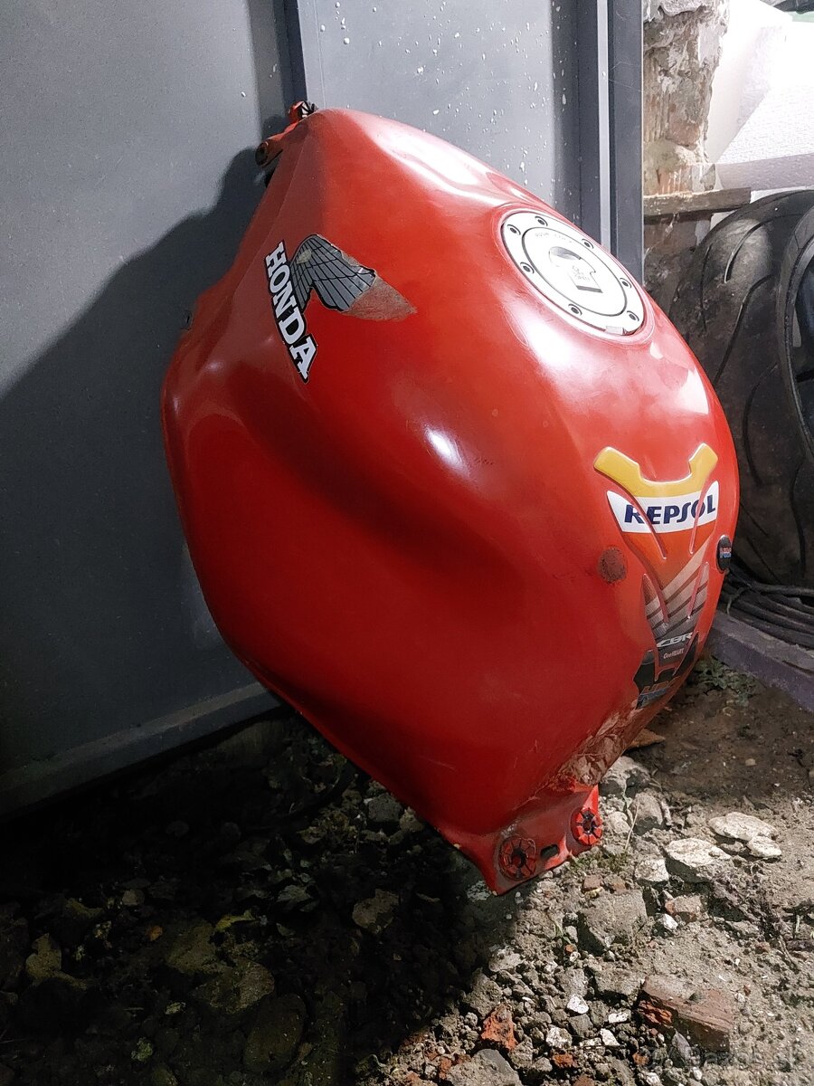 Predám nádrž honda cbr600f4i - 3