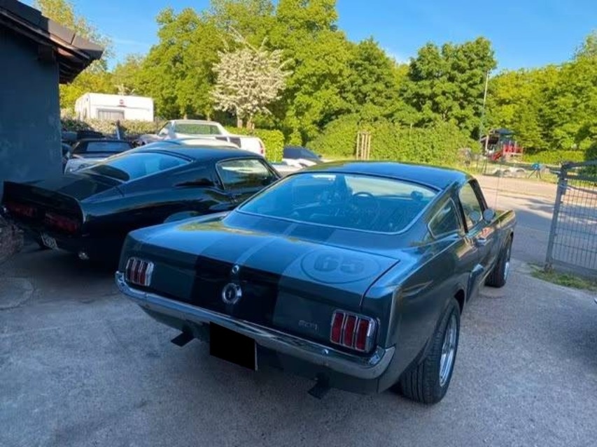 Ford Mustang Fastback A-Code z roku 1965 - 3