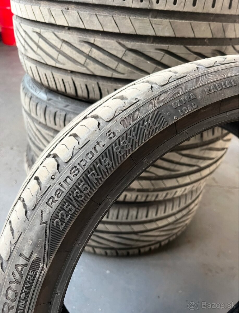 225/35 R19 - 3