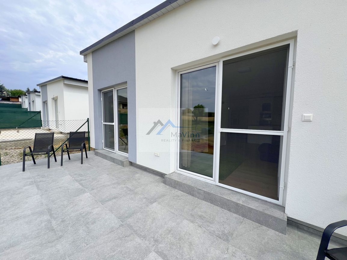 PREDAJ zariadená NOVOSTAVBA s vírivkou vo Dvorci - 3