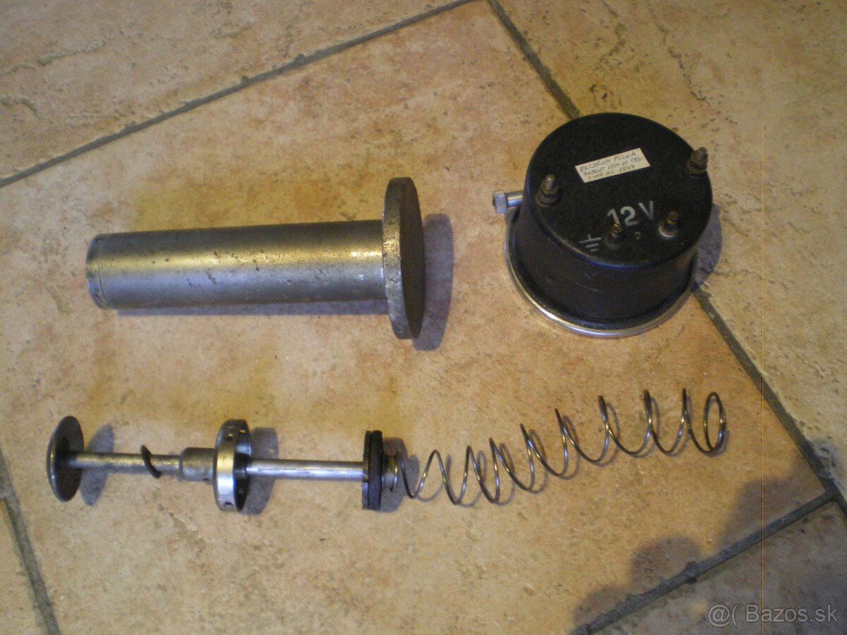 Tlakovač nádrží starých veteránů a hodiny 12V . - 3
