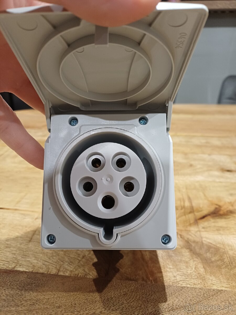 Zásuvka 400v do, steny - 3