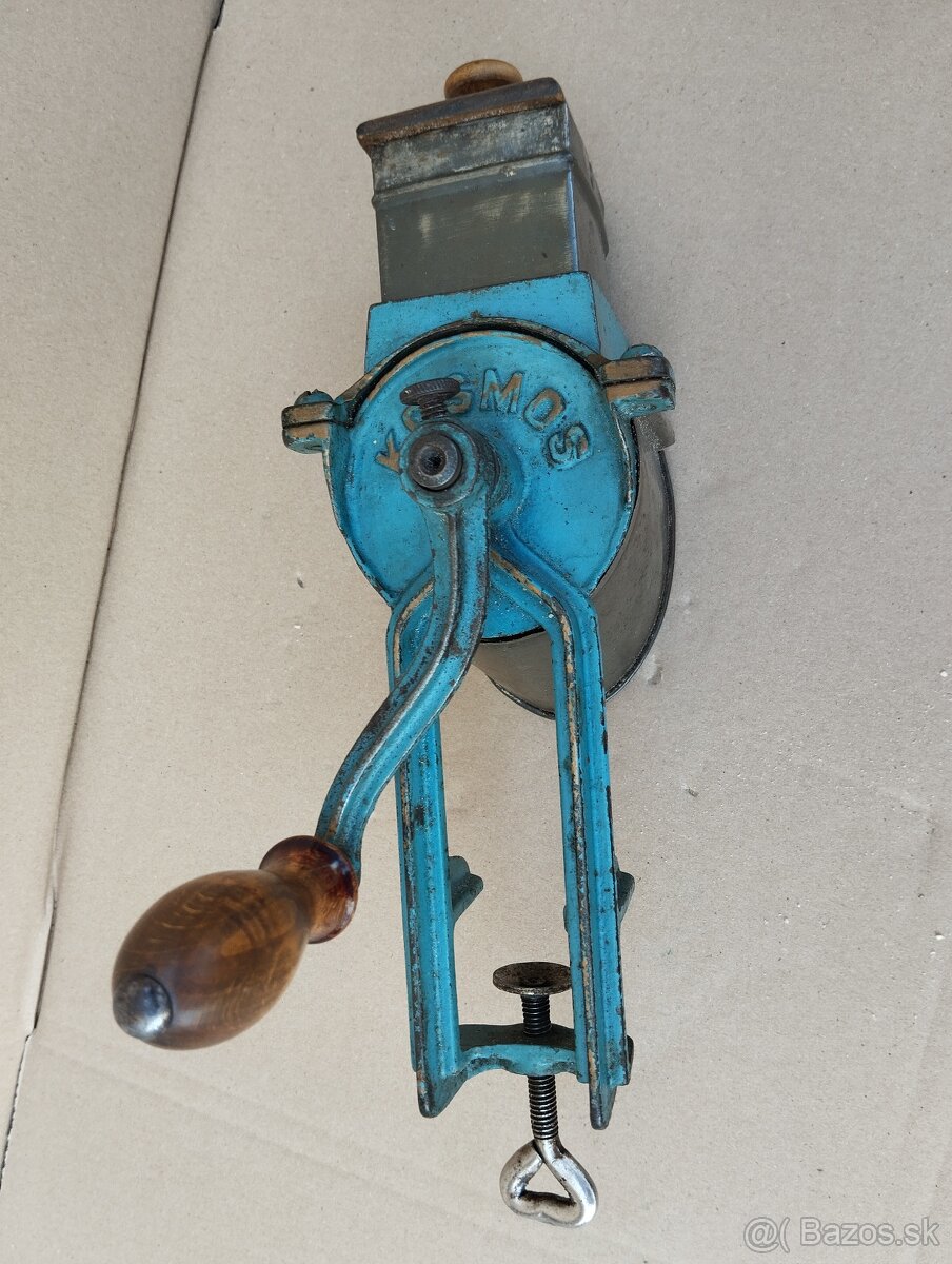 Starý ale zachovalý mlýnek na strouhanku zn. KOSMOS - 3