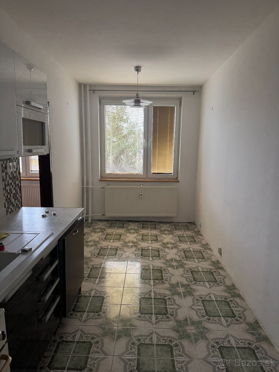 Prenajmem 4-izbový veľký byt v centre mesta Trebišov - 3
