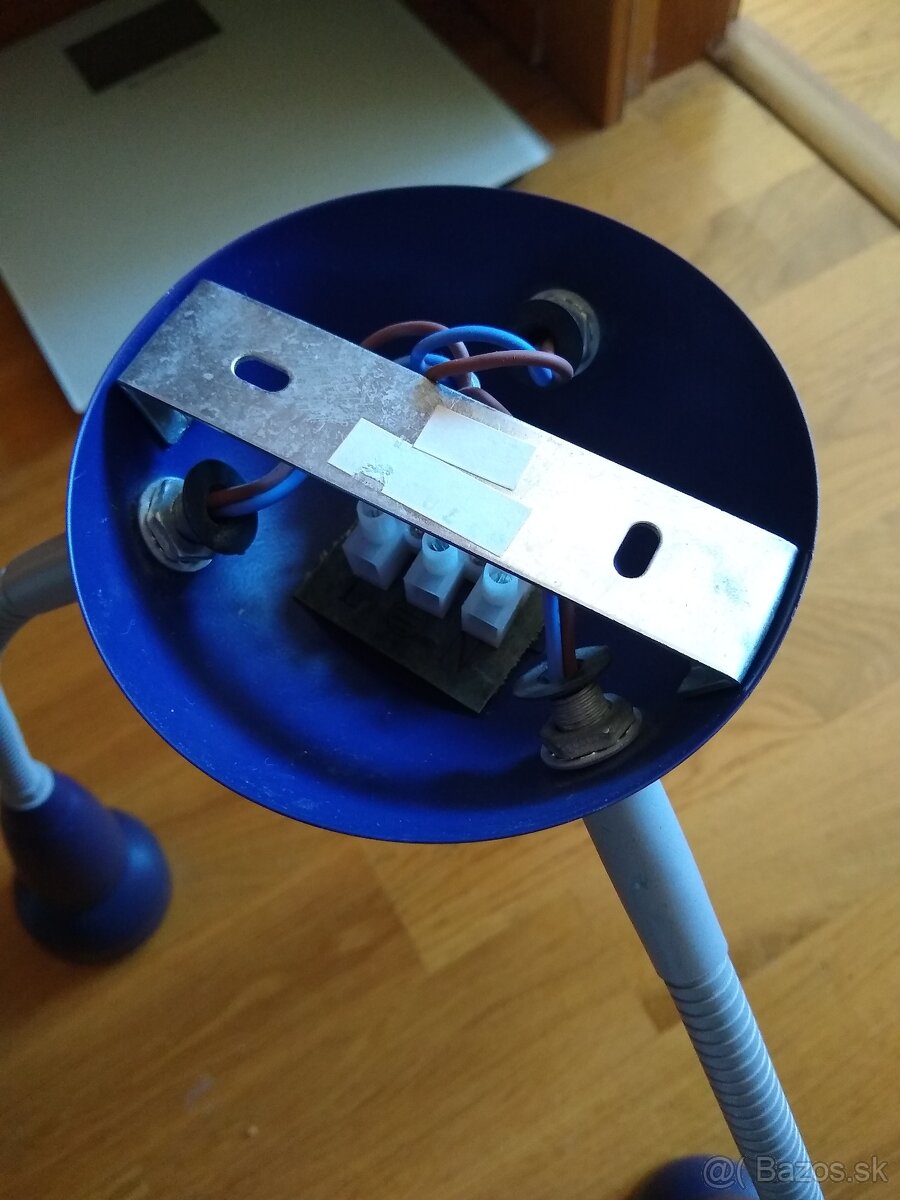 Modra lampa s nastavitelnymi 3 ramenami - 3