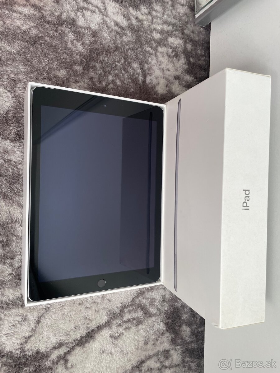 iPad 5th generation 32GB Cellular - 3