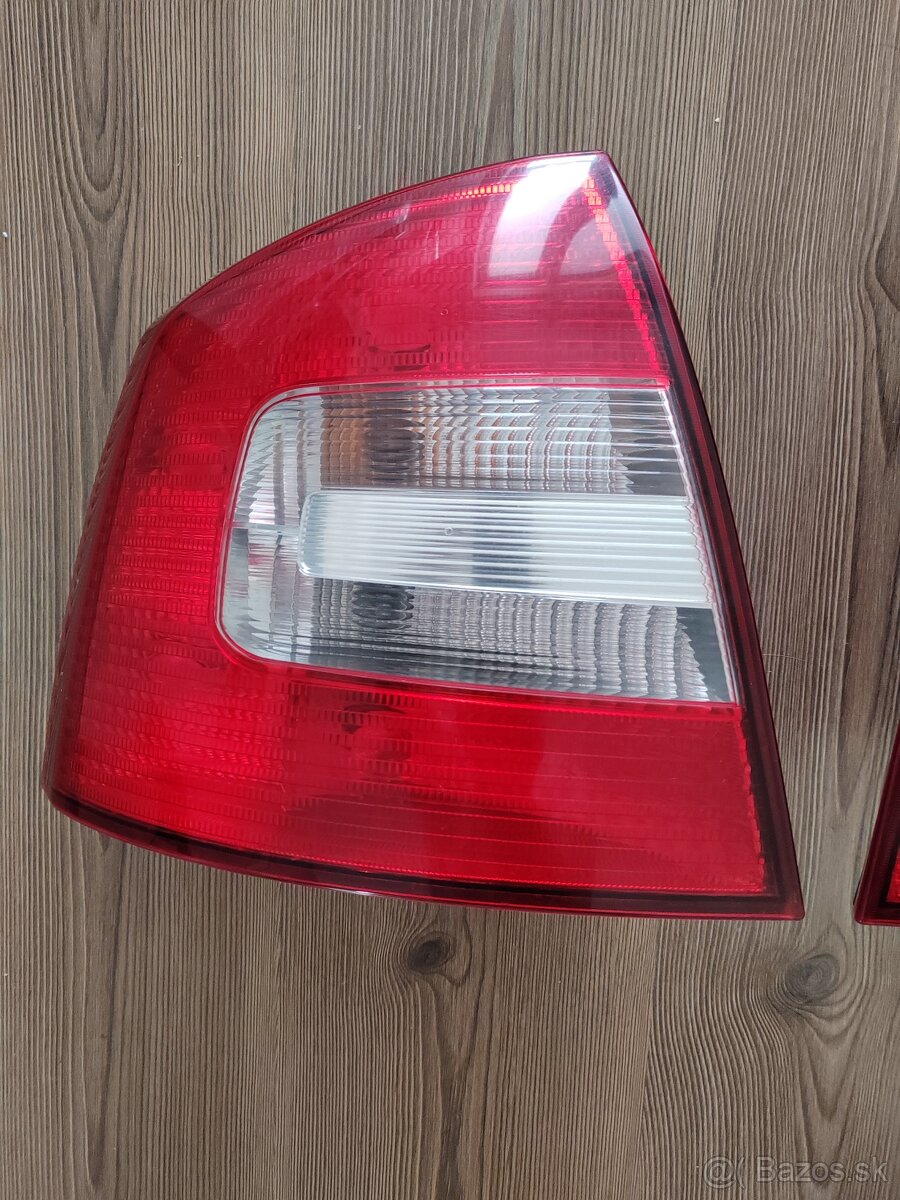 Škoda Octavia 2 zadné svetlá - 3