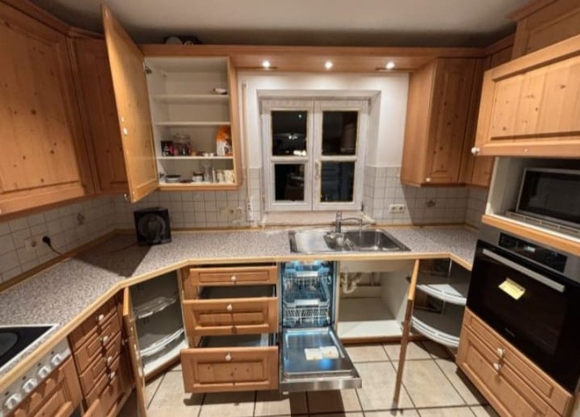 Kuchyně z masivu se spotřebiči a jídelním koutem,5717 - 3