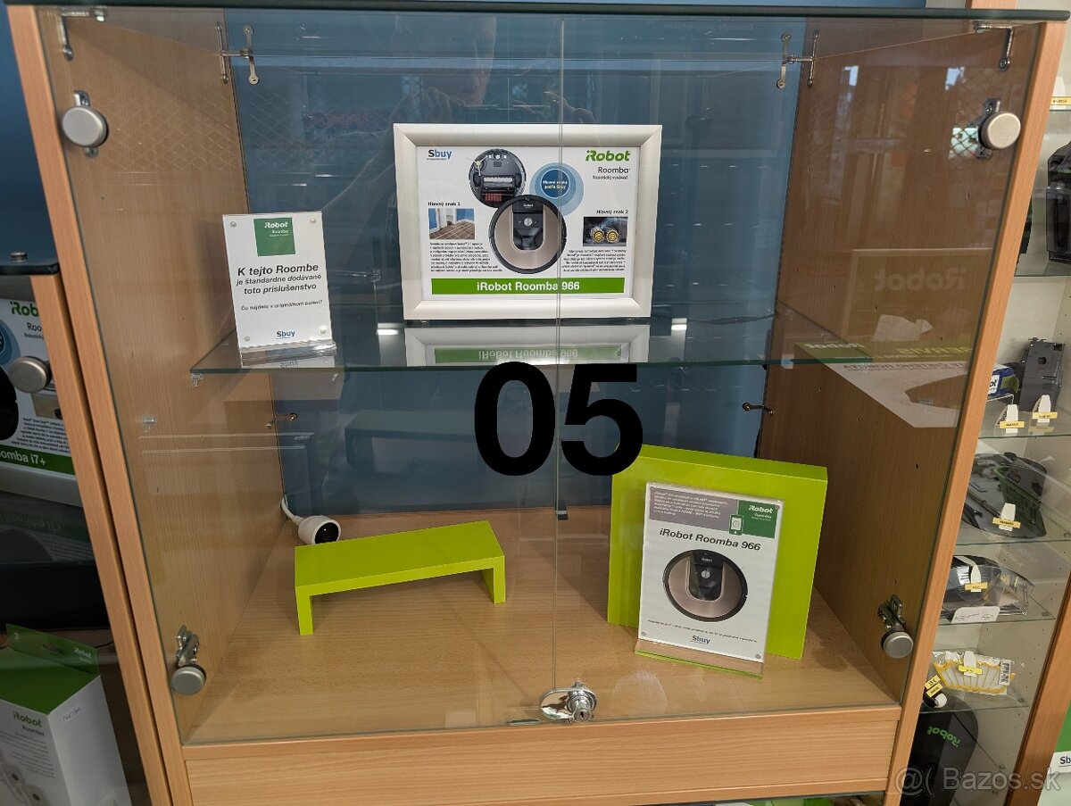 Vitrína (skrinka) a ostatný nábytok plus pútače do predajne - 3