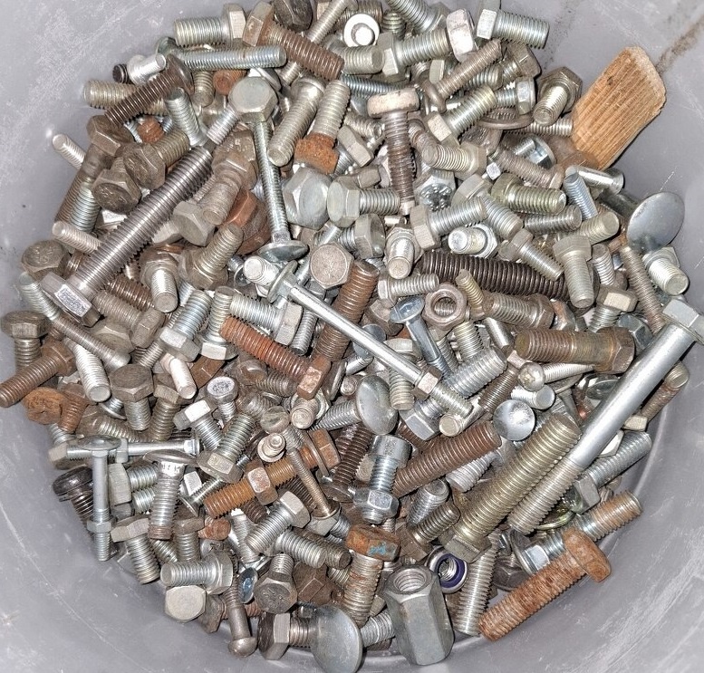 Rôzne spojovací materiál - 3€/kg - 3