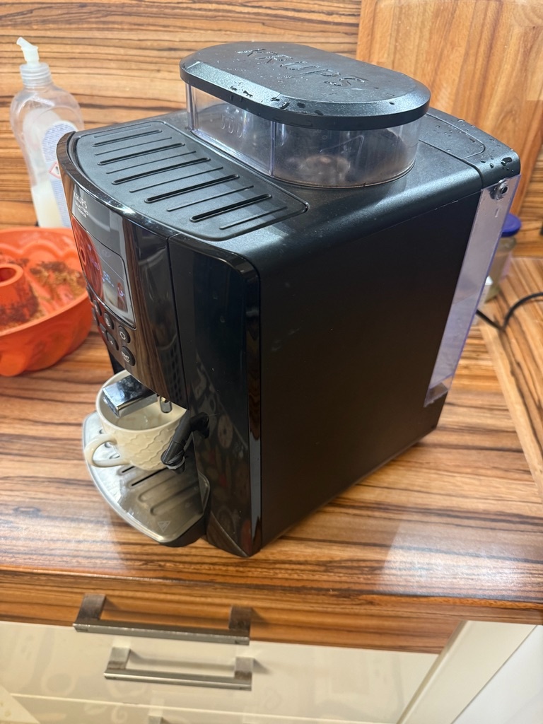 Krups Essential EA817010 čierny - 3