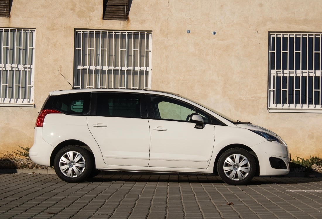 Peugeot 5008 2.0 HDi 110 kW – panoramatická strecha - 3
