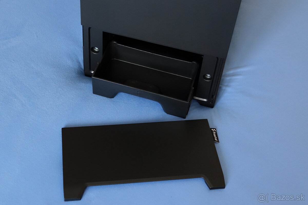 Skriňa Fractal Design Pop Silent Solid + namontované USB-C - 3