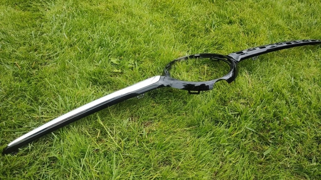 Mercedes C class W206 2021 - maska logo znak AMG - 3