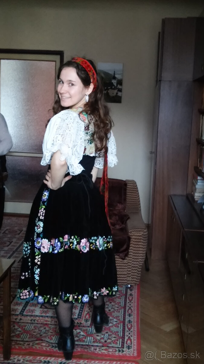 Rucne vysivany kroj zo Zvolenskej slatiny - 3