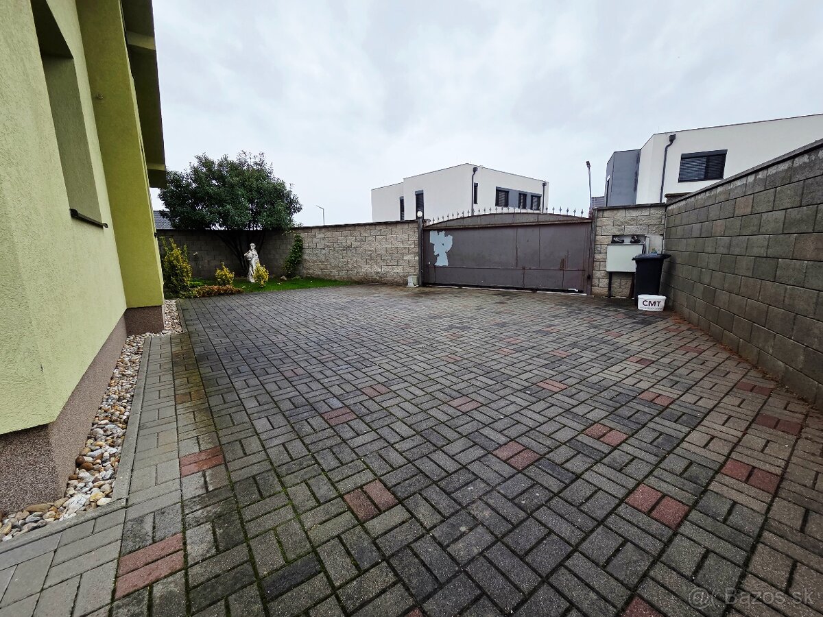 4.-izbový rodinný dom s veľkou garážou v Novej Dedinke - 3