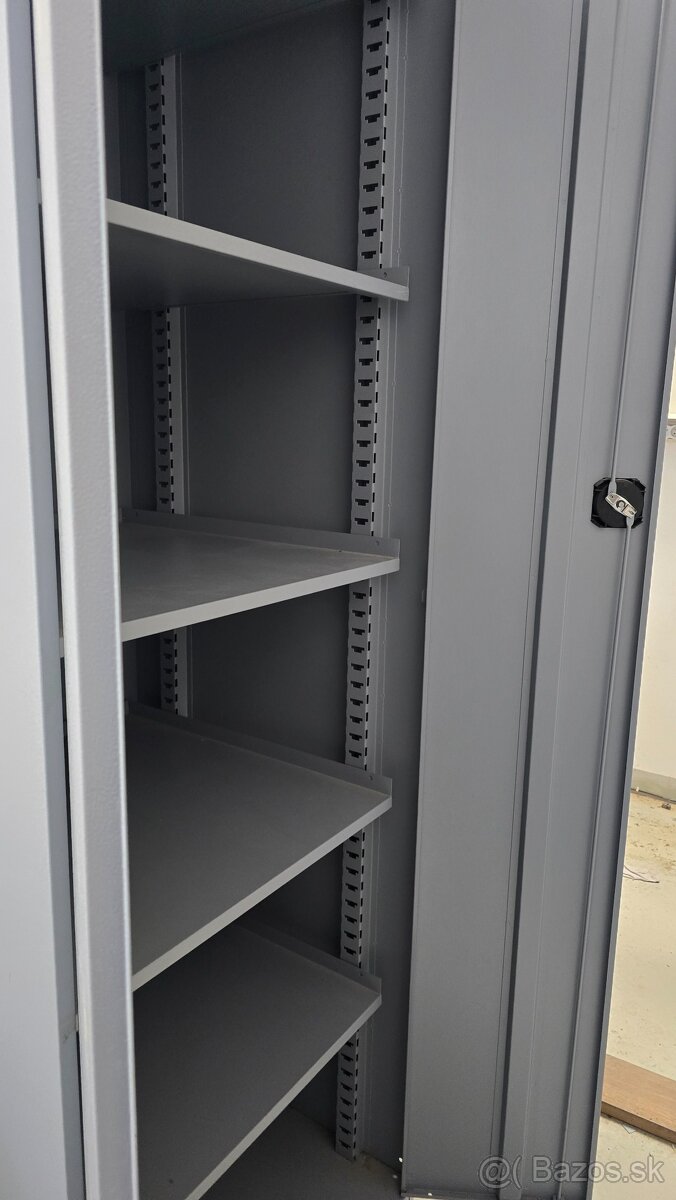 Predám kovovú uzamykateľnú skriňu BURG - 3