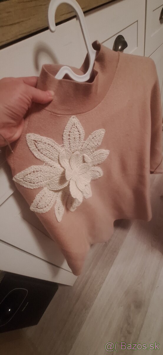 Kremovy pulover s kvietkom - 3
