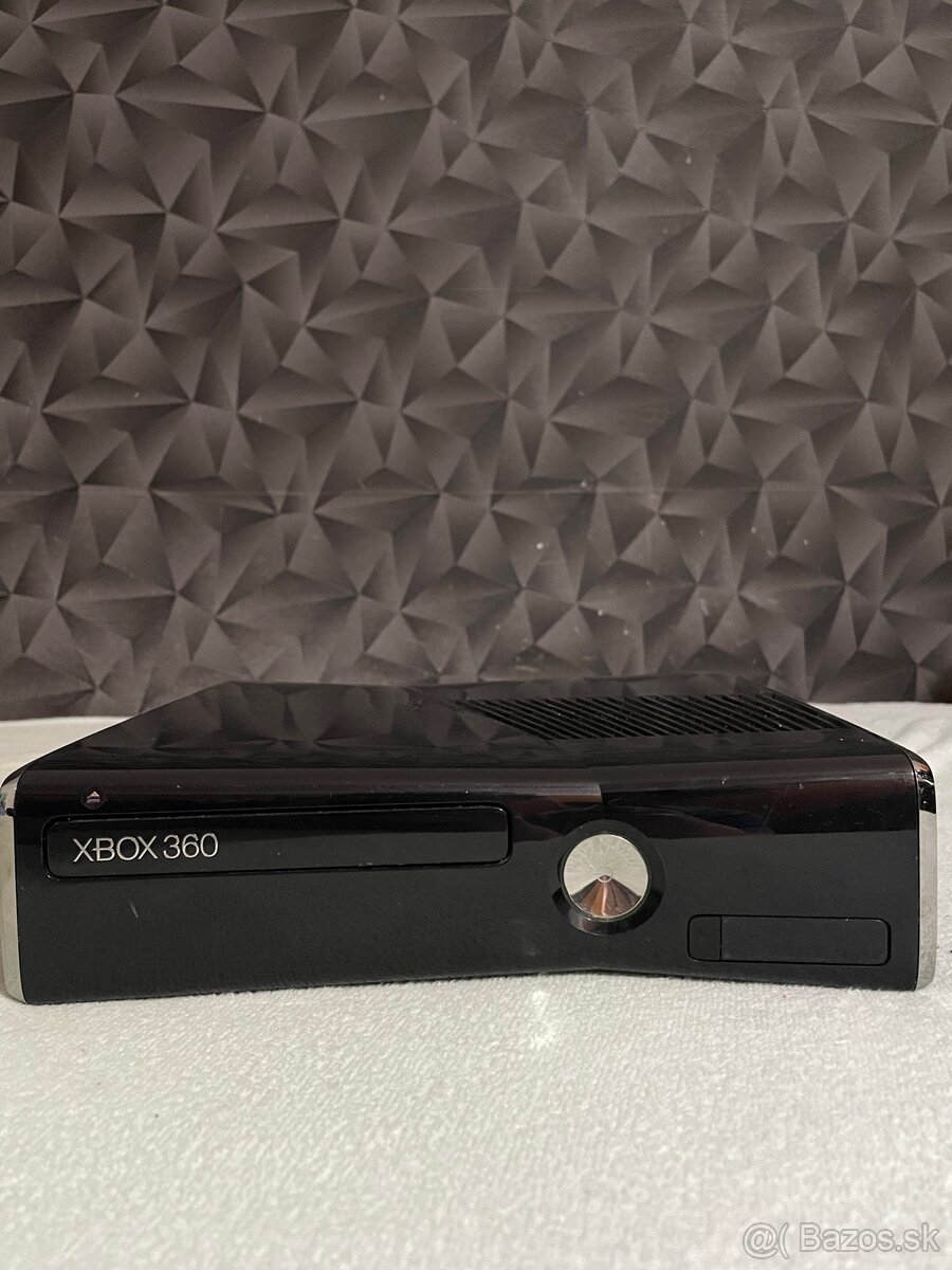 Xbox 360 + 2 ovládače + Kinect + hracia gitara - 3