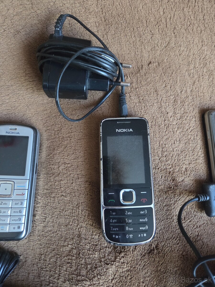 Stare funkcne mobily s nabijackou - 3