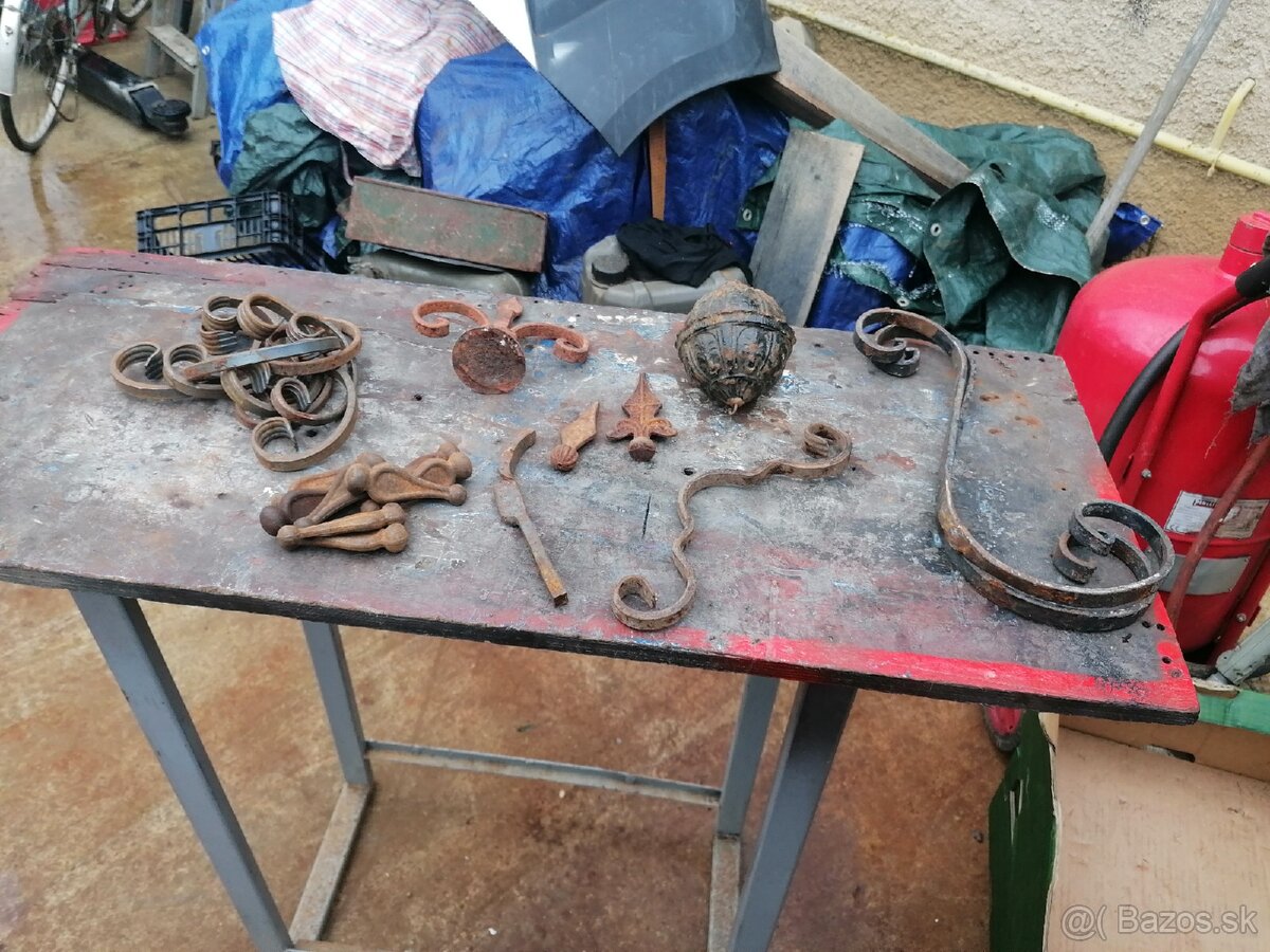 Staré Zámky, kľúče, čelo pece, vešiaky, okno - 3