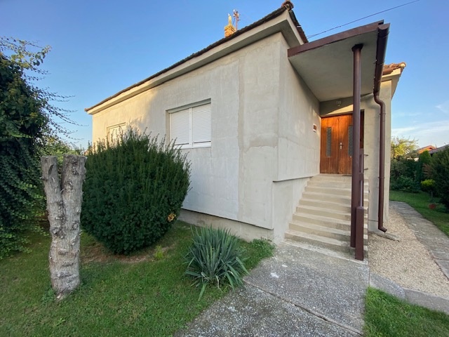 Predaj- 4 izbový dom s krásnou záhradou, Šurany - 3