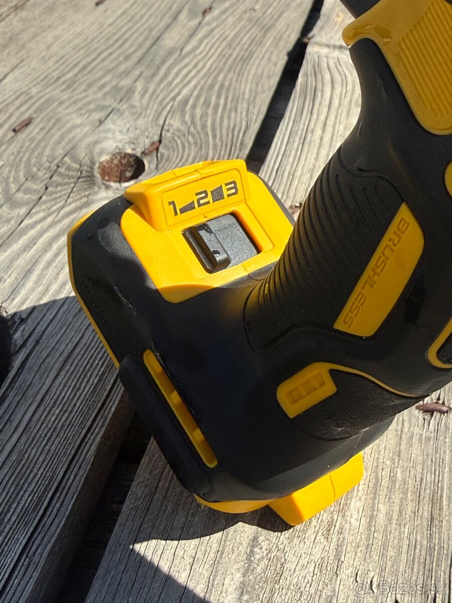 AKU razovy uťahovák Dewalt - 3