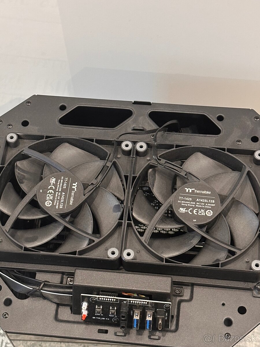 PREDÁM/ VYMENÍM PC skrinka Thermaltake Tower 300 - 3