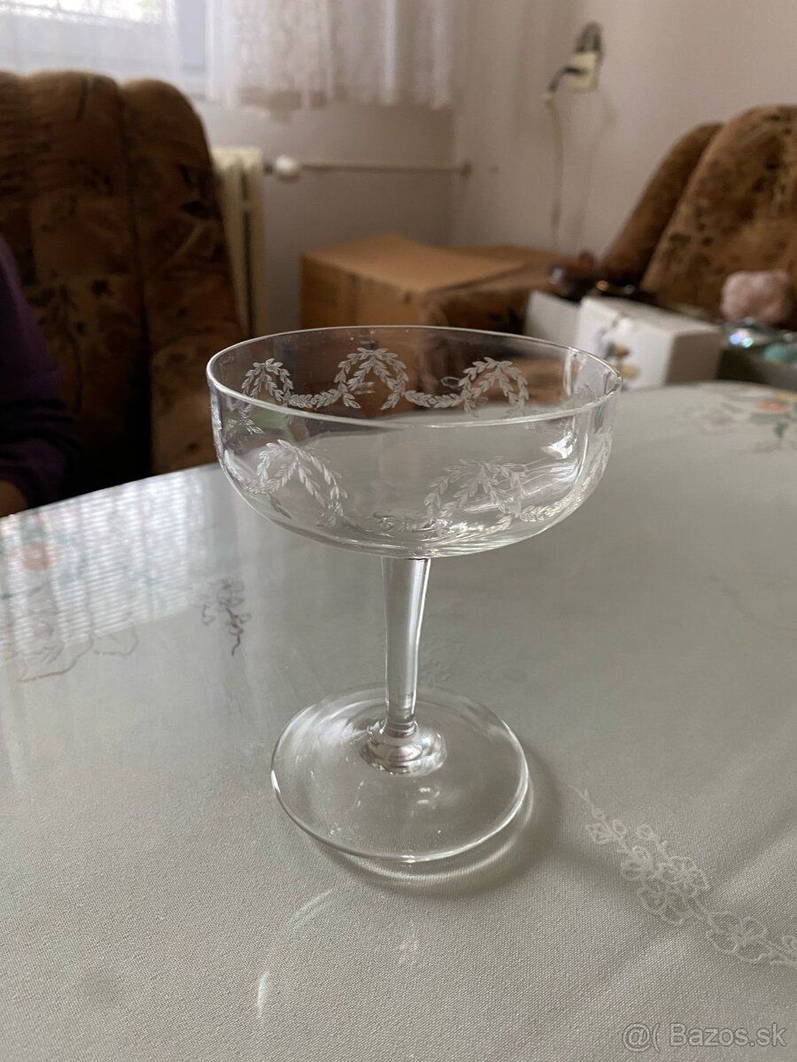 Dva ploské poháre na vysokej nohe - 3